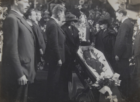 1955.3A-D7.2-Photo-Lying-In-State-City-Hall-Terence-MacSwiney-01