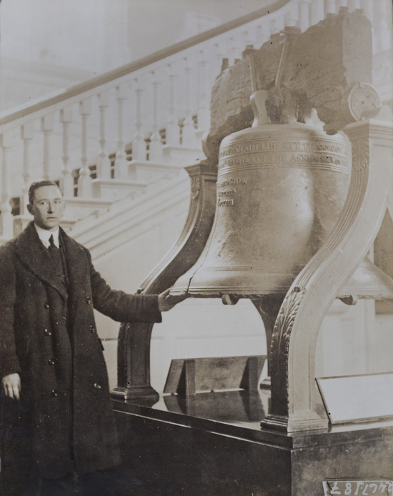 1970.5-D4.7-Photo-Lord-Mayor-Donal-OCallaghan-with-American-Liberty-Bell-Philadelphia-50-x-40cm