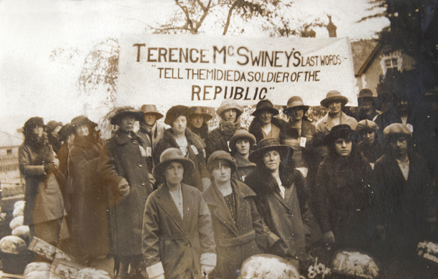 L1970.62-D2.5-Photo-Group-of-Cumann-Na-mBan-Terence-MacSwiney-Banner
