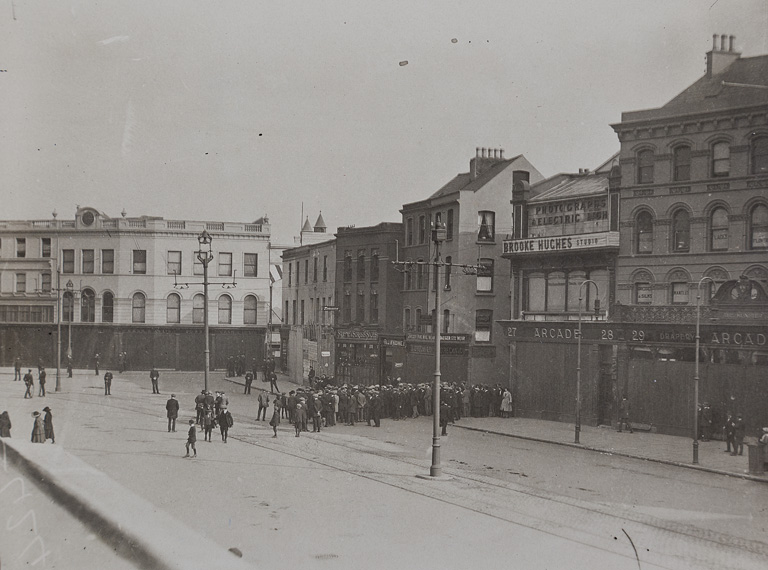 Patrick-Street-before-its-burning-as-crowds-gather-for-Terence-MacSwineys-Funeral-1920