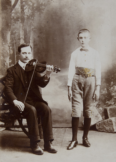 Portrait-of-Tomas-MacCurtain-and-his-son