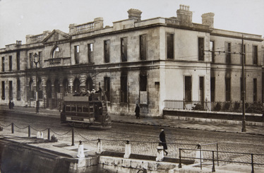 Ruins-in-Cork-City-Hall-Burning-of-Cork-Ford-Michael-Lenihan-Collection-01