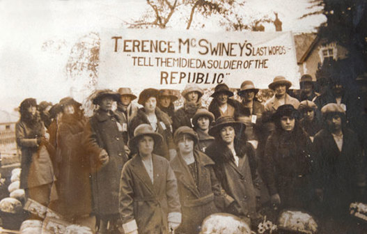 L1970.62-D2.5-Photo-Group-of-Cumann-Na-mBan-Terence-MacSwiney-Banner L1970.62-D2.5-Photo-Group-of-Cumann-Na-mBan-Terence-MacSwiney-Banner