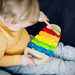 toddler-music_jelleke-vanooteghem-uNWuSF4WwXc-unsplash