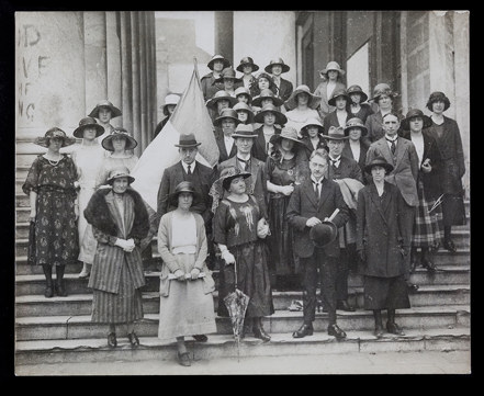 Photo-Group-outside-Courthouse-Cumann-Na-mBan-President-Cosgrave-Eoin-MacNeill-Mary-Conlon-01