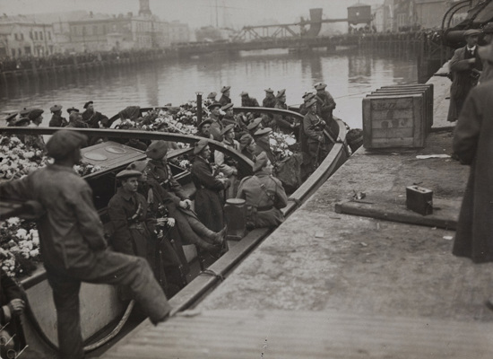 Arrival-of-Remains-of-Terence-MacSwineys-remains-at-Custom-House-Quay-in-Cork